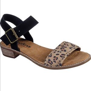 **2/$40 - bundle w/ other 2/40 offer & pay $40 total
Sketchers leopard Sandal